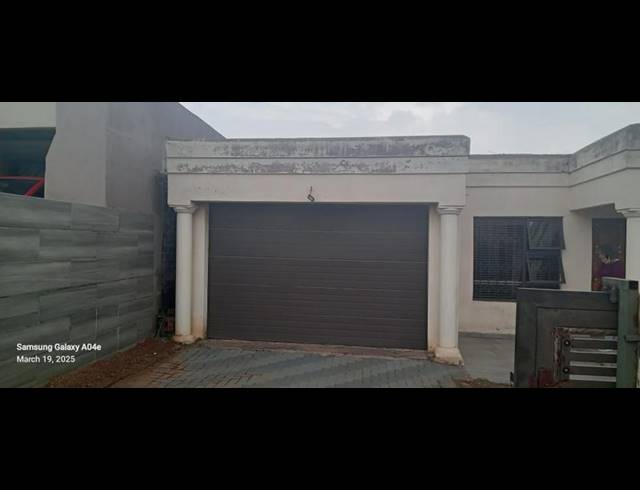 2 BEDROOM TOWNHOUSE FOR SALE IN BOTLENG EXT 4